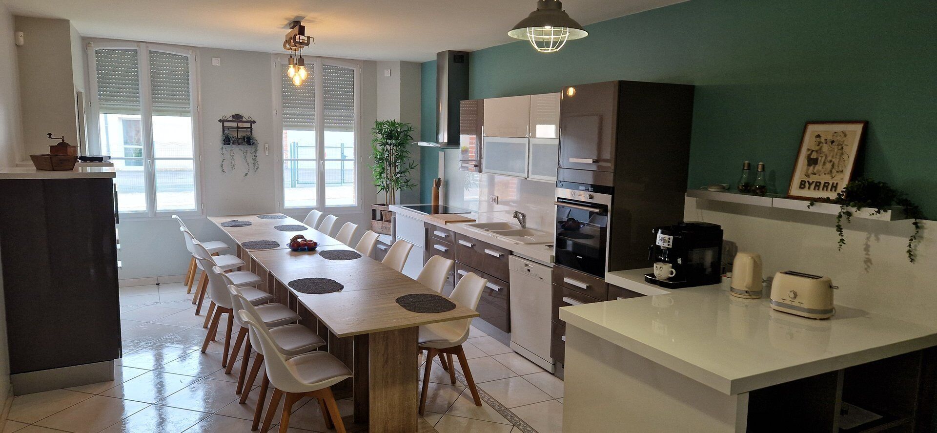 Refrigerador, microondas, horno y cafetera y tetera 