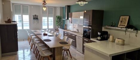 Fridge, microwave, oven, coffee/tea maker