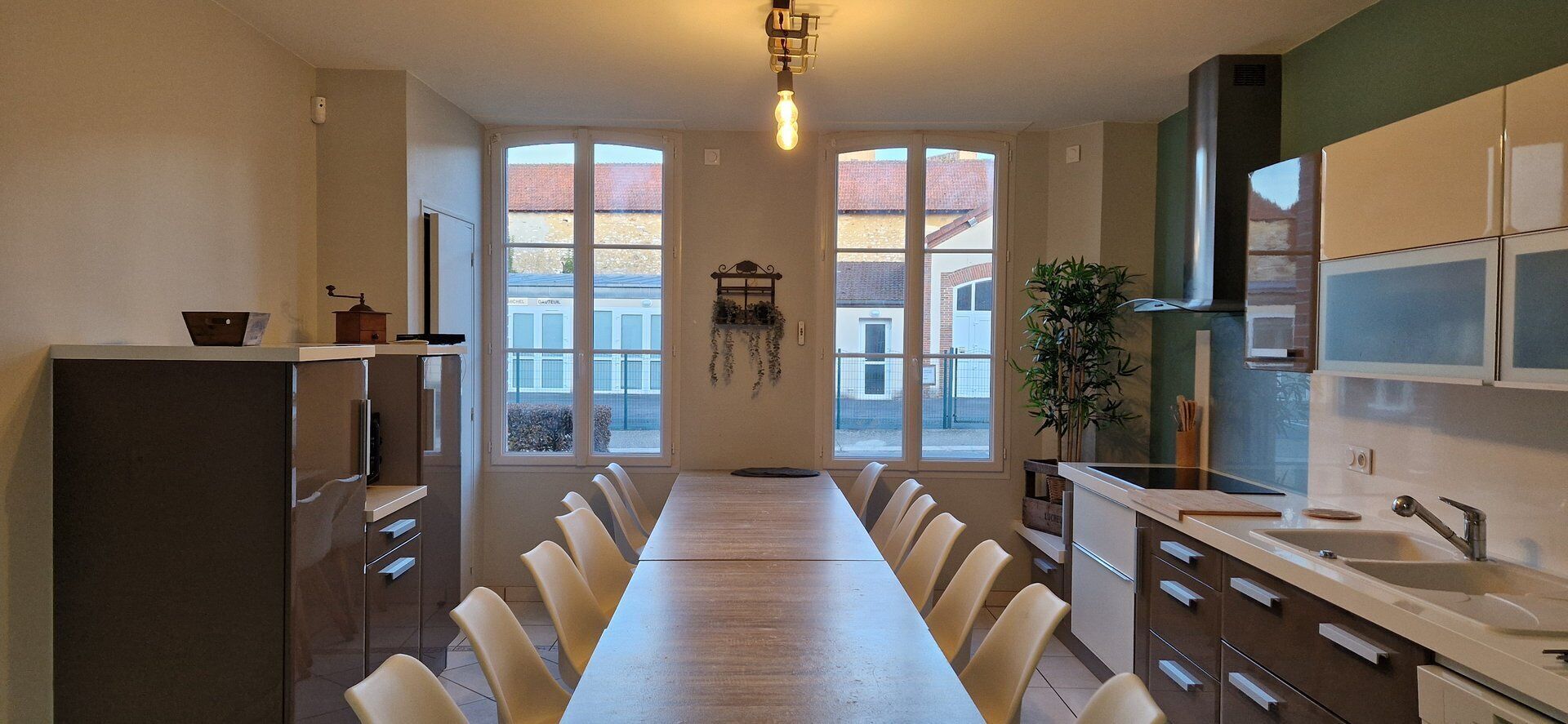 Refrigerador, microondas, horno y cafetera y tetera 