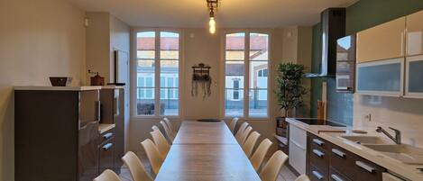 Køleskab, mikrobølgeovn, ovn, kaffe-/temaskine