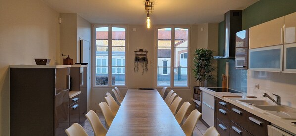 Frigorífico, microondas, horno y cafetera o tetera