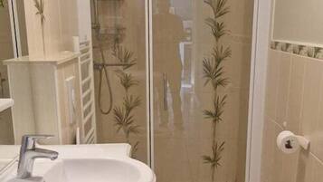 Douche, serviettes fournies