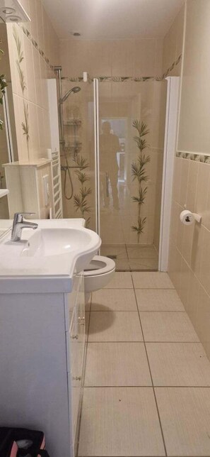 Een douche, handdoeken