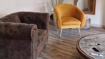 Televisie, een open haard, een tafeltennistafel en boeken