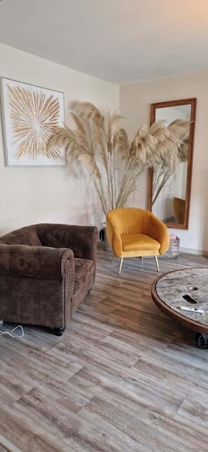 Tv, eldstad, ett bordtennisbord och böcker