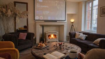 Televisión, chimenea, tenis de mesa y libros