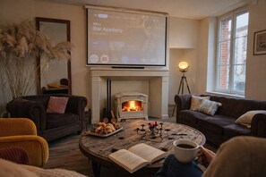 Fernseher, Kamin, Tischtennisplatte, Bücher