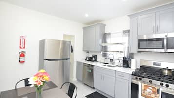 Een koelkast, een microgolfoven, een oven, een kookplaat