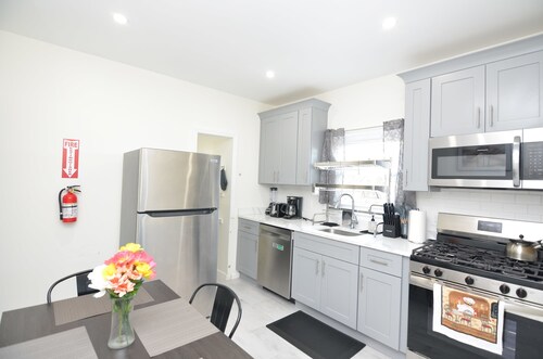 Cozy Beds w/ Parking & Laundry Near RU/RWJ/Train