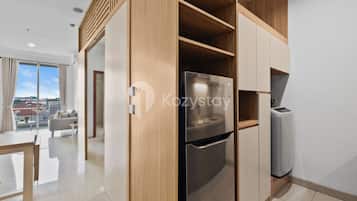 Appartement, 1 slaapkamer, uitzicht op zee | Privékeuken | Een koelkast met diepvriezer, een microgolfoven, een kookplaat