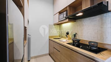 Appartement, 1 slaapkamer, uitzicht op zee | Privékeuken | Een koelkast met diepvriezer, een microgolfoven, een kookplaat