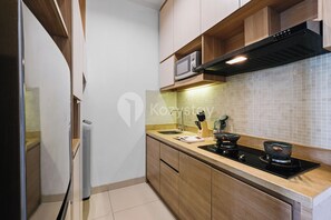 Huoneisto, 1 makuuhuone, merinäköala | Yksityinen keittiö | Täysikokoinen jääkaappi, mikroaaltouuni, liesi, riisinkeitin