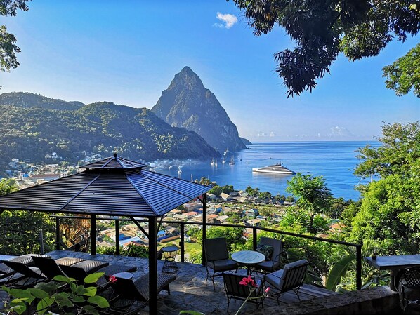 Outdoor dining - Overlooking sea view | On-site pool and breakfast (Palmiste)