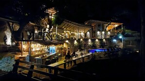 Bar (on property) - Queen Middle Room | On-site pool with sea view (Palmiste)
