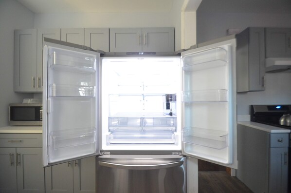 Réfrigérateur, four à micro-ondes, un four, surface de cuisson