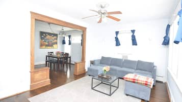 Una televisión, una oficina