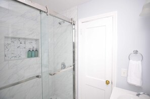 Dusche, Haartrockner, Handtücher