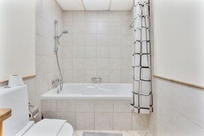 Hair dryer, bidet, towels, soap - Splendid Studio near Canal & famous Golf Clubs (Dubai)