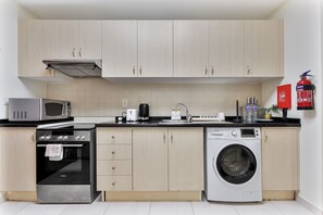 Kjøleskap, mikrobølgeovn, ovn og kokeplater