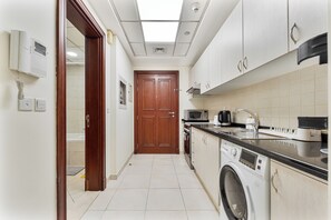 Fridge, microwave, oven, stovetop - Splendid Studio near Canal & famous Golf Clubs (Dubai)