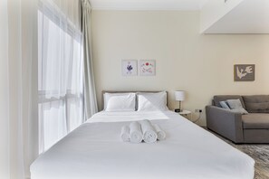 Safe på rommet, strykejern/-brett, wi-fi (inkludert) og sengetøy