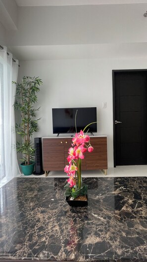 Dormitorio compartido, 1 habitación, balcón | Sala de estar