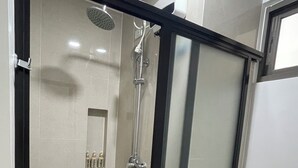 Dortoir Partagé, 1 chambre, balcon | Salle de bain