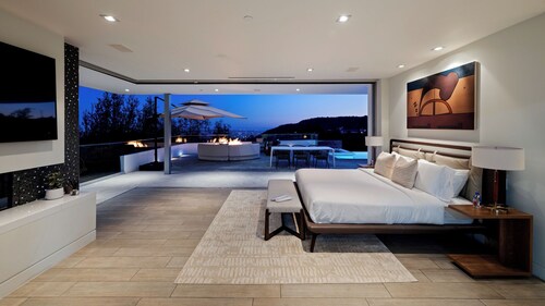 Luxurious Oasis in Hollywood Hills!