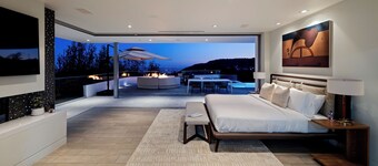 Luxurious Oasis in Hollywood Hills!