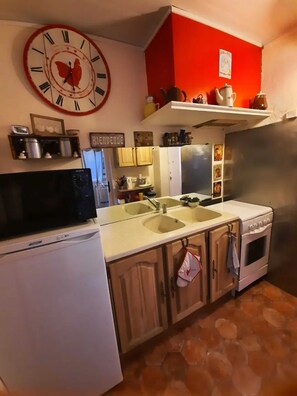 Kühlschrank, Mikrowelle, Ofen, Herdplatte