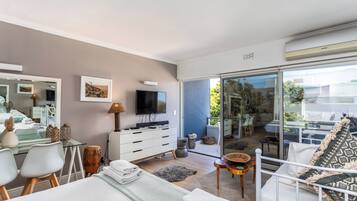 Deluxe-huoneisto, parveke, rantanäköala | Silitysrauta/-lauta, ilmainen Wi-Fi