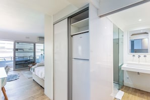 Deluxe Apartment, Balcony, Beach View | Bathroom