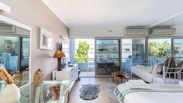 Deluxe-huoneisto, parveke, rantanäköala | Oleskelualue