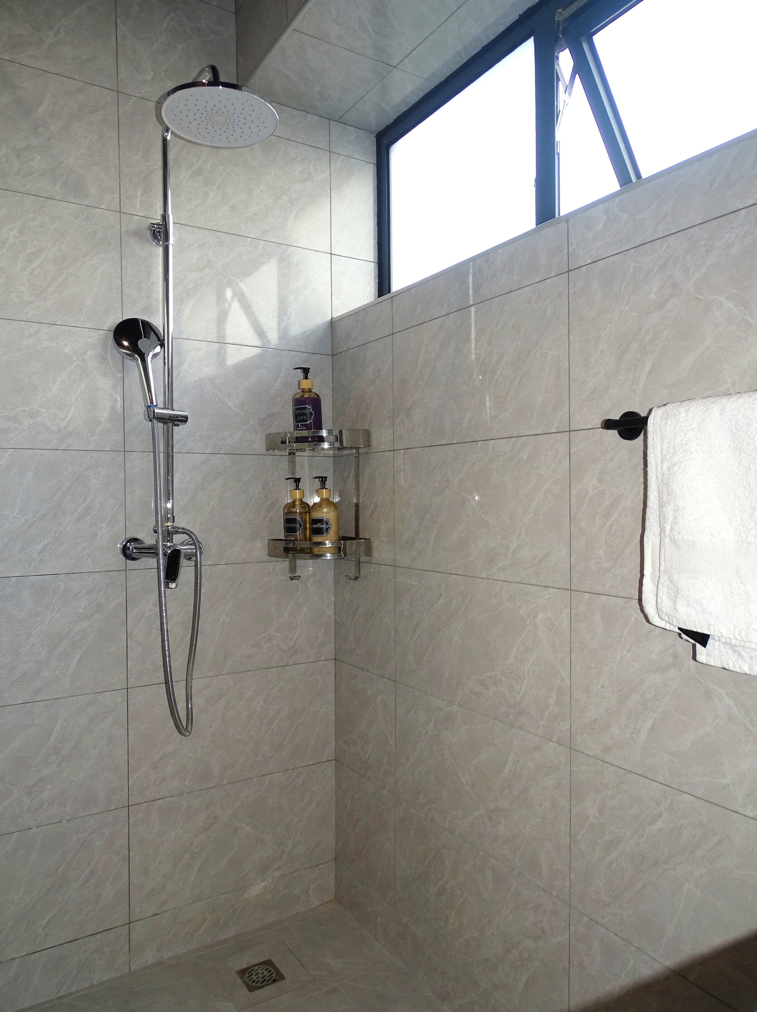 Regadera, toallas, jabón, papel de baño 