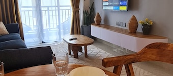 Cozy Top-Floor Charm in Nairobi with Pool & Gym