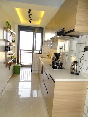 Réfrigérateur, four à micro-ondes, surface de cuisson, cafetière-théière