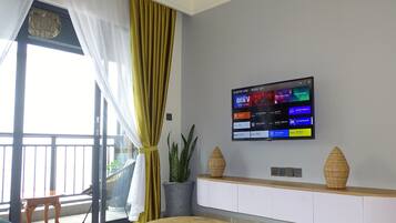 Älytelevisio, pöytätennispöytä, kirjoja