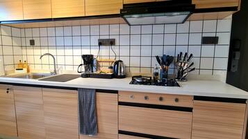 Jääkaappi, mikroaaltouuni, liesi, kahvin-/teenkeitin