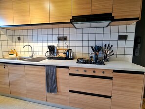 Jääkaappi, mikroaaltouuni, liesi, kahvin-/teenkeitin