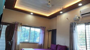 Habitación triple Deluxe, vista a la ciudad | Wifi gratis