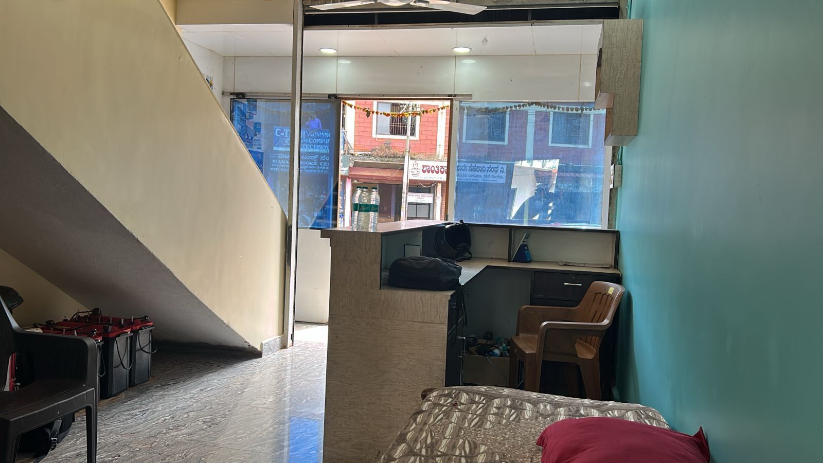 Habitación con cama, escritorio y silla. Ventana con vistas al exterior.