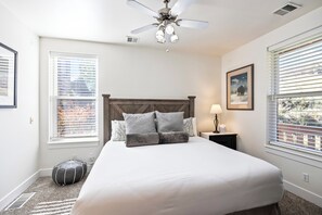 2 habitaciones, escritorio, tabla de planchar con plancha y wifi gratis 