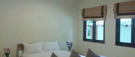 2 bedrooms, iron/ironing board, internet