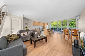 TV, offices - Spacious Apartment with Gym & Pool Access (City)