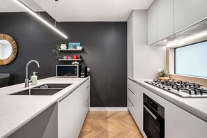 Fridge, microwave, oven, stovetop - Chic Home with BBQ & Outdoor Dining (Carnegie)