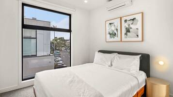 2 bedrooms, desk, iron/ironing board, WiFi