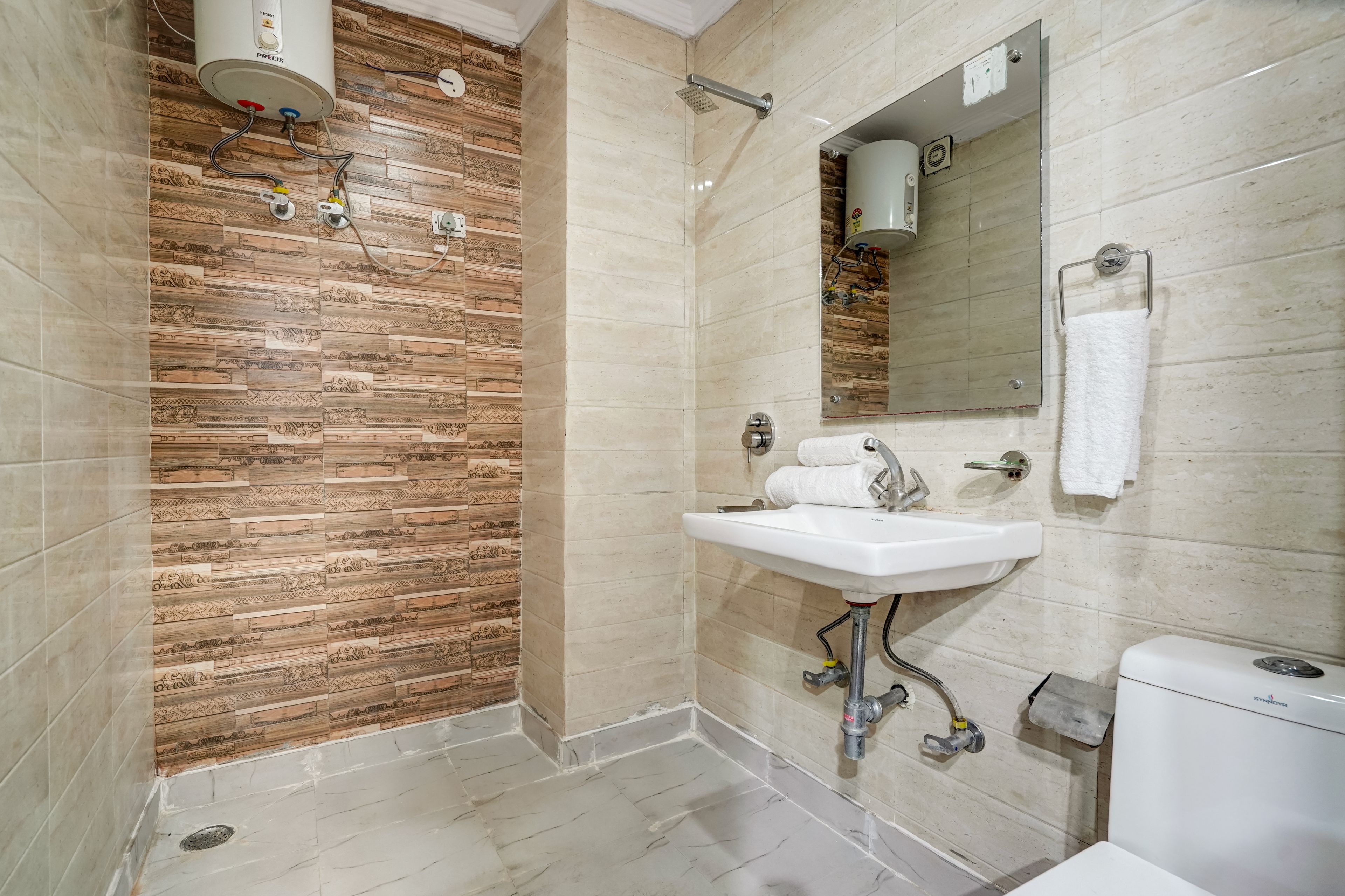 Un baño con ducha, lavabo e inodoro.