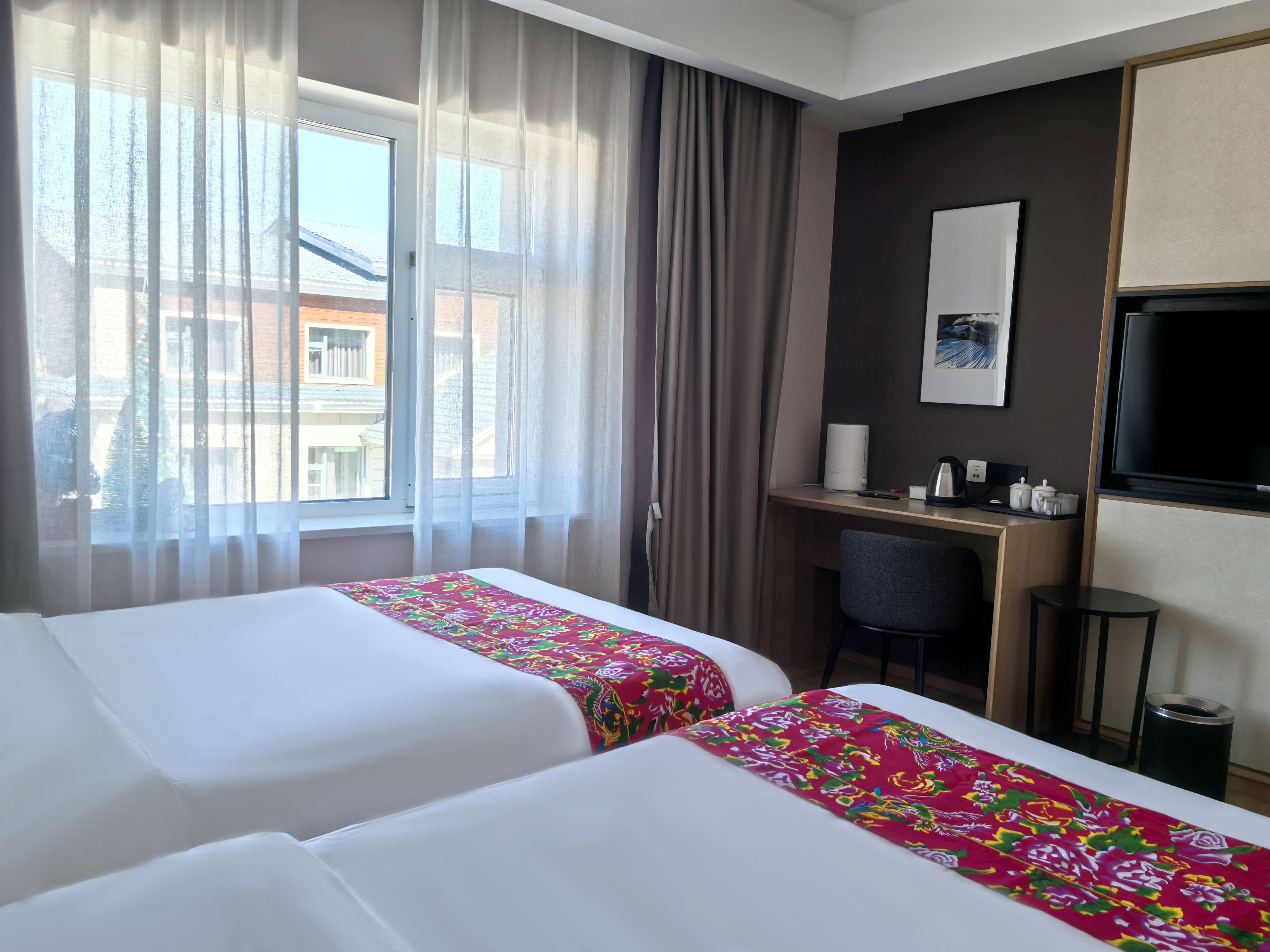 Escritorio, espacio para trabajar con laptop y cortinas blackout 