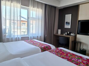 办公桌、笔记本电脑工作区、遮光窗帘、隔音