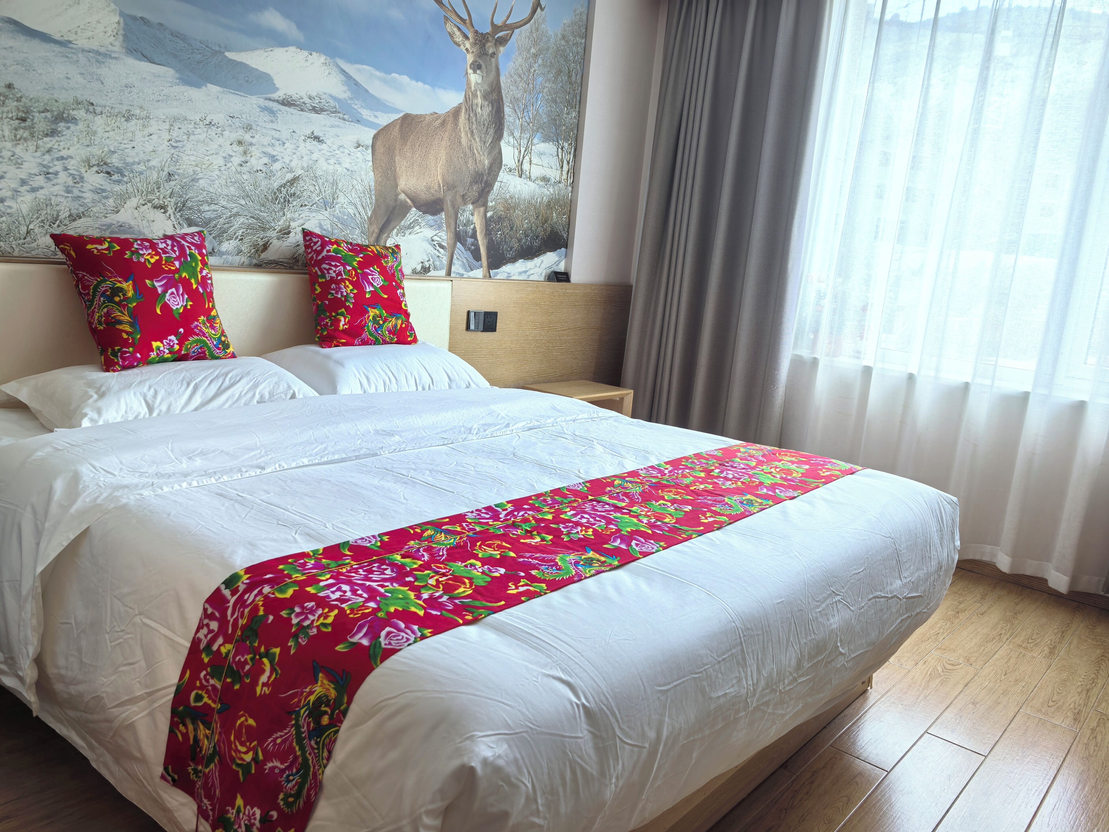 Escritorio, espacio para trabajar con un portátil, cortinas opacas